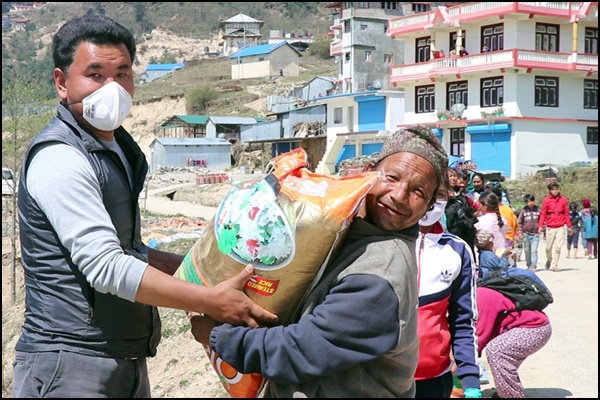 Mayor Namgyal Jangbu Sherpa distributing rice